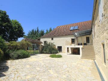 Dans un bourg avec commerces et services, belle propriété éq. 338m² Gourdon