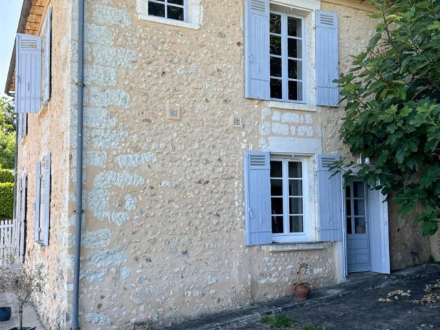 Dans un bourg du Périgord vert, proche de Ribérac, dominant. 181m² Ribérac