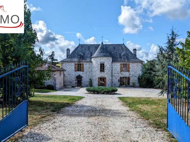DANS UN CADRE EXCEPTIONNEL, MANOIR DU XVème SIECLE RESTAURE, BELLES PRESTATIONS, AVEC GITE, ETANG, PARC BOISÉ