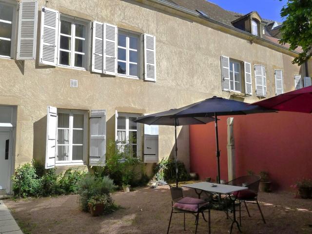 Dans un cadre historique, belle maison de famille 419m² Charolles