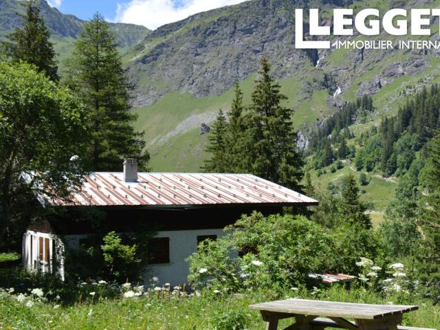 Dans un cadre insolite et privilegé, un grand Chalet a renover a Champagny le Haut