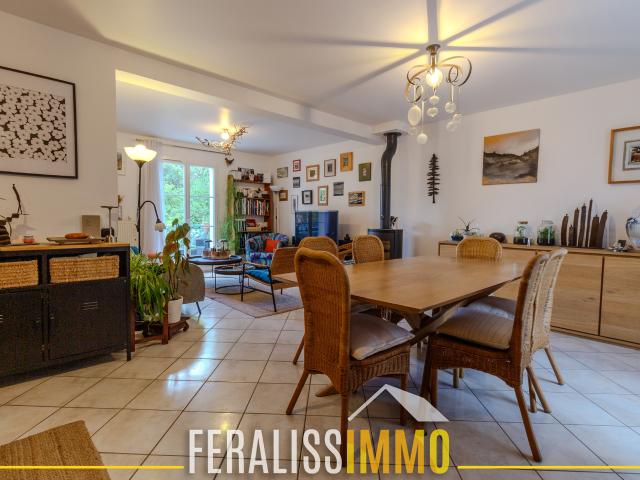 Dans un écrin de verdure, maison familiale édifiée sur sous sol total