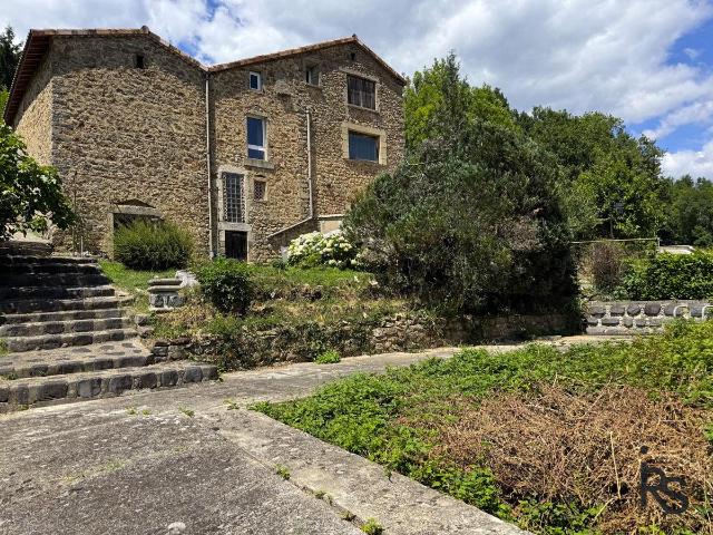 Une grande demeure indépendante de 185 m2 avec deux dépendan. 185m² Fabras