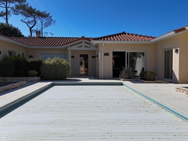 Dans un havre de paix, spacieuse villa contemporaine proche de la plage