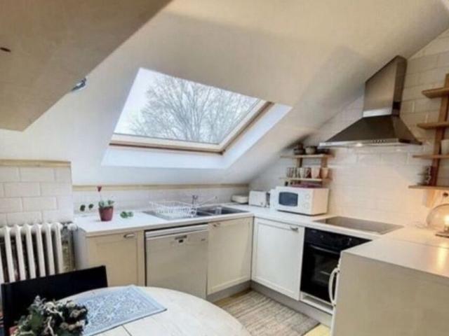 DANS UN HOTEL DE MAITRE D'EXCEPTION, PROCHE CEE, BEL APPARTEMENT MEUBLE D'UNE CHAMBRE