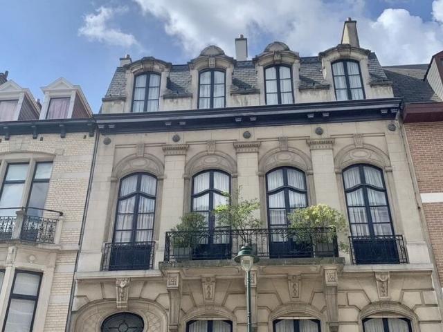 DANS UN HOTEL DE MAITRE D'EXCEPTION, PROCHE CEE, BEL APPARTEMENT MEUBLE D'UNE CHAMBRE