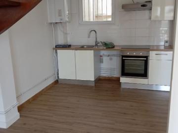 Dans un immeuble Bordelais proche du Jardin Public et de la Place Tourny, un joli duplex