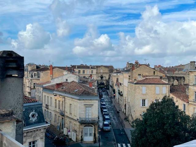 Dans un immeuble Bordelais proche du Jardin Public et de la Place Tourny, un joli duplex