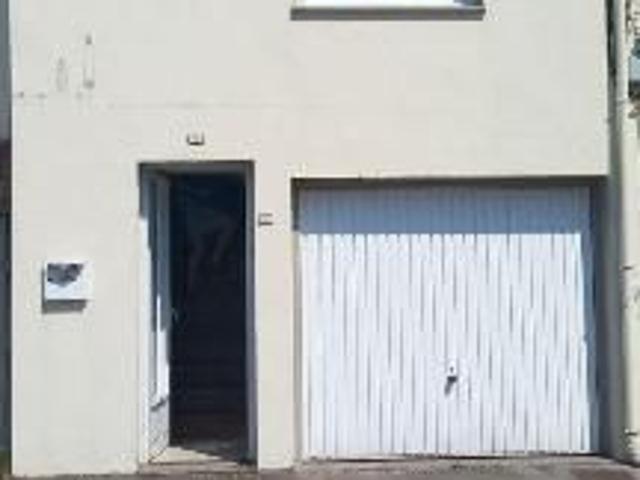 DANS UN IMMEUBLE EN COPROPRIETE: un appartement avec au RDC: un hall d'entrée, un garage e.