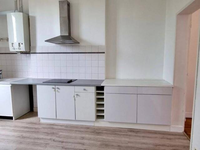 DANS UN IMMEUBLE EN PIERRES APPARTEMENT DE 89 M² au 2ème étage