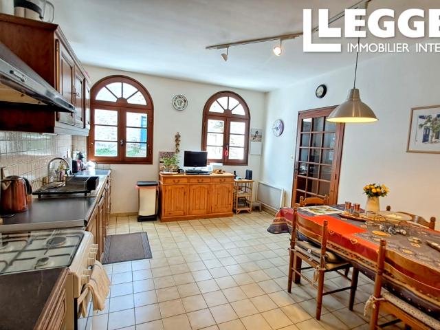 Dans un joli village, maison individuelle en bon état avec 4 chambres, terrasse, jardin et grange en pierre