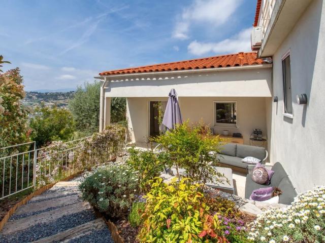 Dans un lotissement fermé de 6 villas. Villa contemporaine r. 193m² Nice