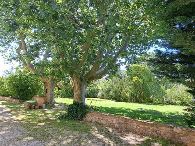Dans un parc arboré, avec jardin privatif