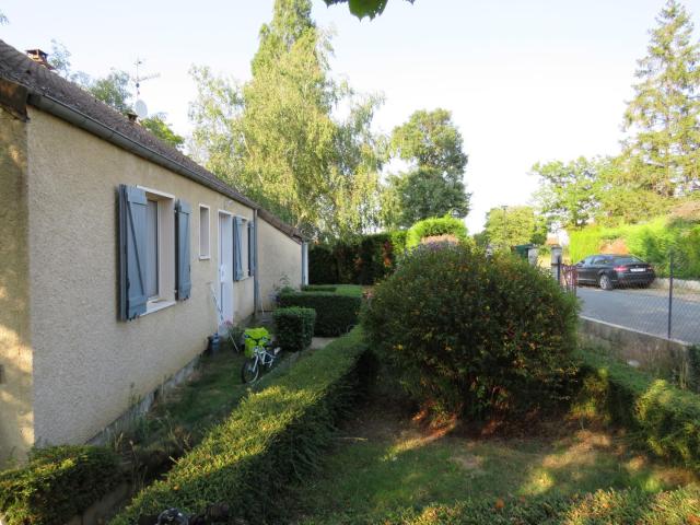 Dans un petit lotissement très calme, une jolie maison de plain pied offrant 87 m² de surface habitable facile à vivre sur son terrain plat et arboré de 580 m² !