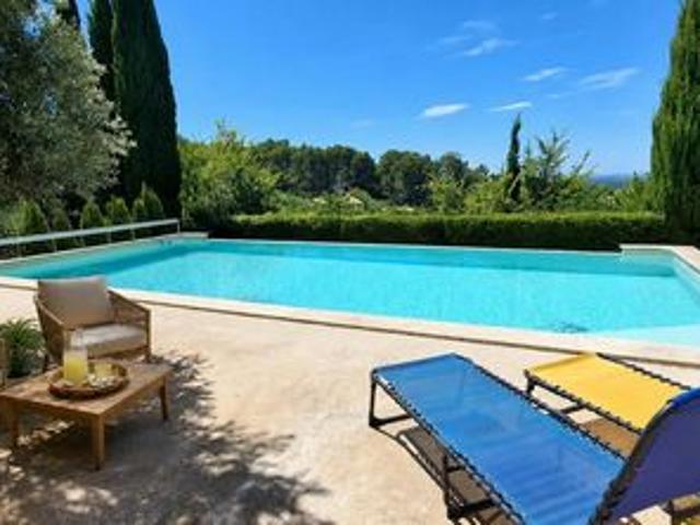 Dans un quartier recherché, découvrez cette propriété d'exception de 187 m² offrant 5 chambres, une piscine, un double garage et une vue panoramique spectaculaire. Un bien rare alliant confort, élégance et qualité de vie dans un environnem.