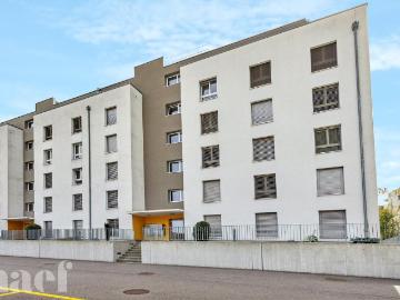 Dans un quartier résidentiel, logement spacieux et.