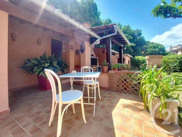 Dans un secteur très calme, à proximité du centre du village. 161m² Maureillas las Illas