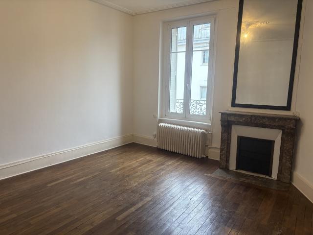 Dans un très bel immeuble bourgeois de la rue de Laxou à Nancy