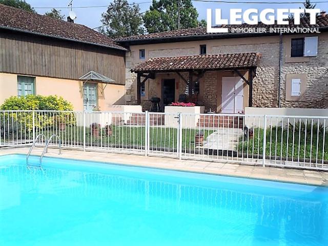 Dans un très joli village de Dordogne, au sein d'une copropriété, maison de vacances tout confort
