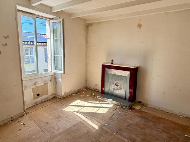 Maison à rénover dans un village avec bar/resto et TAL bea. 150m² Aumagne