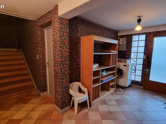 Dans un village du haut Limousin, où vous trouverez les services essentiels à la vie d'une commune, venez découvrir cette belle et grande bâtisse