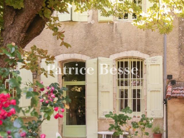 Dans le Haut Var, un hôtel particulier du 18e s. et son jard. 438m² Rians