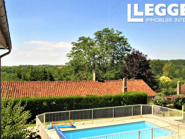 Dans une très joli village de Dordogne, au sein d'une copropriété, maison de vacances Proches commodités