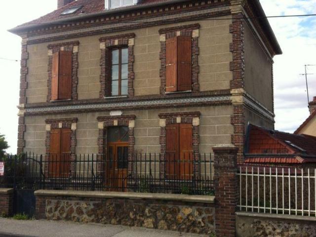 Dans une maison divisée en trois appartements, venez découvrir cet appartement situé au premier.