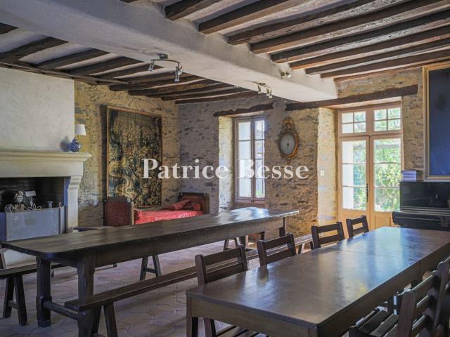 Dans une petite cité à 35 min à l'ouest d'Angers, un domaine. 915m² Angers