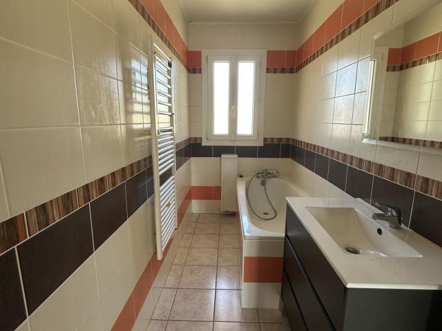 Dans une résidence arborée aux abords immediat du centre ville de Marmande, A LOUER appartement T3 avec balcon