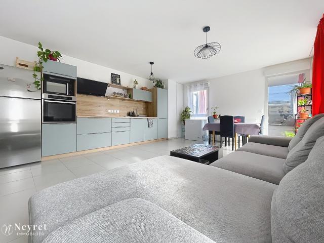 Dans une résidence moderne et sécurisée, T4 avec terrasse et garage double