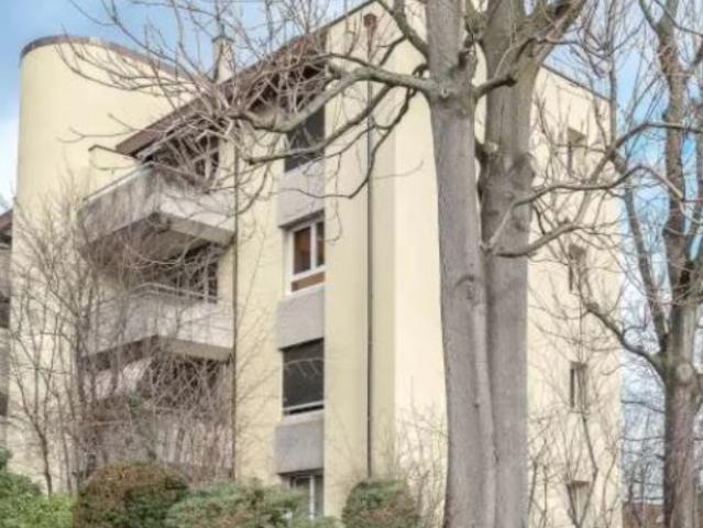 Dans une rue calme et bien desservie par les transports