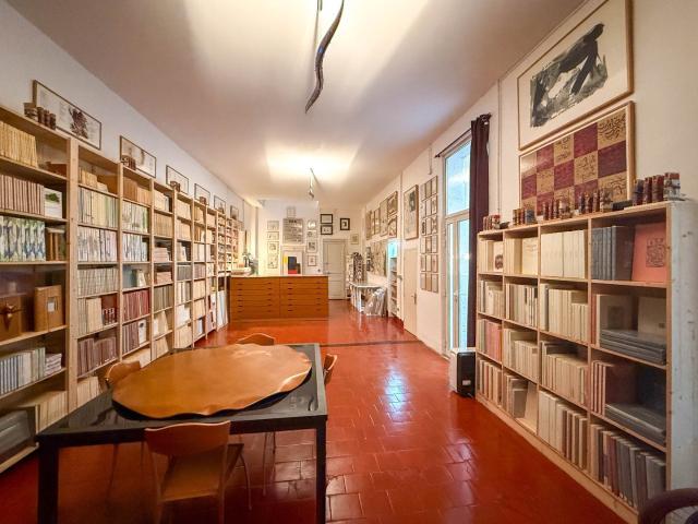 Dans une rue piétonne, ancien logement de gardien, actuellem. 62m² Sète