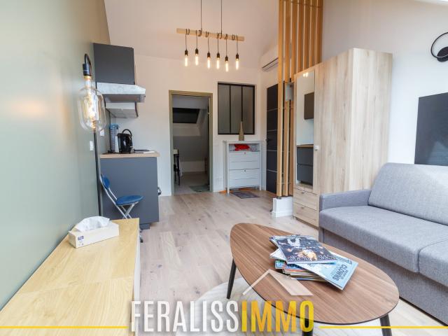 Dans villa Bords de Seine, studio meublé neuf, secteur résid