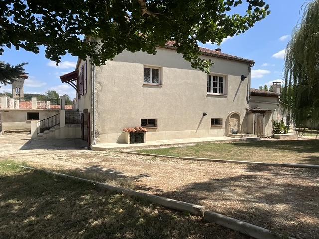 DANS VILLAGE PITTORESQUE