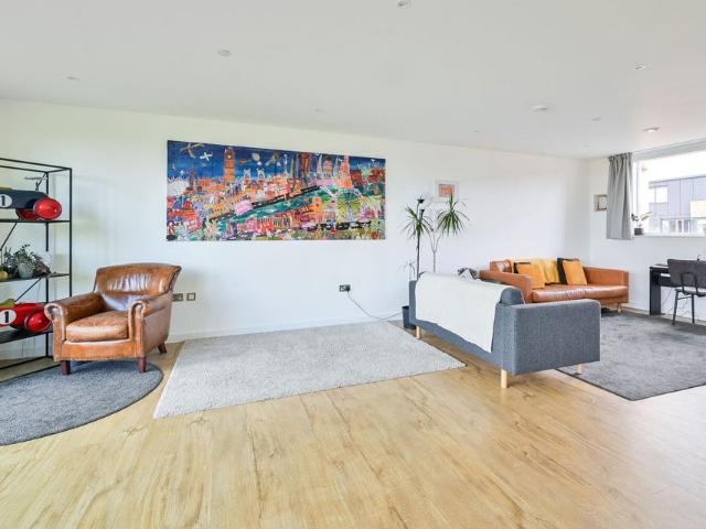Danson Mews, Elephant and Castle. 3 bed flat to rent £4,500 pcm £1,038 pw
