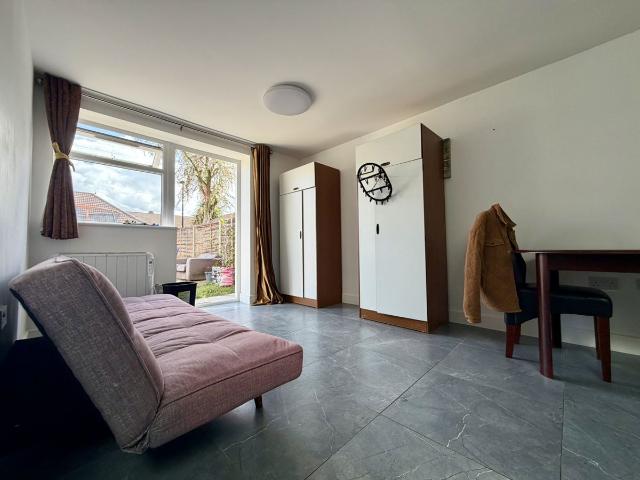 Dabbs Hill Lane, Northolt UB5, 1 bed flat to rent, £1,250 pcm | PrimeLocation