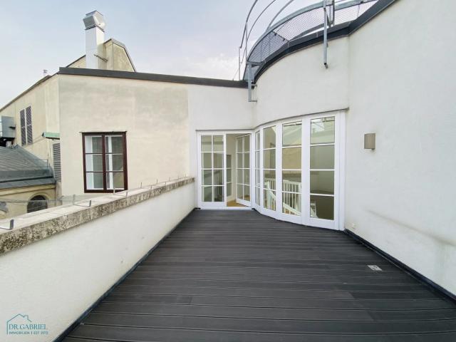 DACH TERRASSEN WOHNUNG IN PALAIS