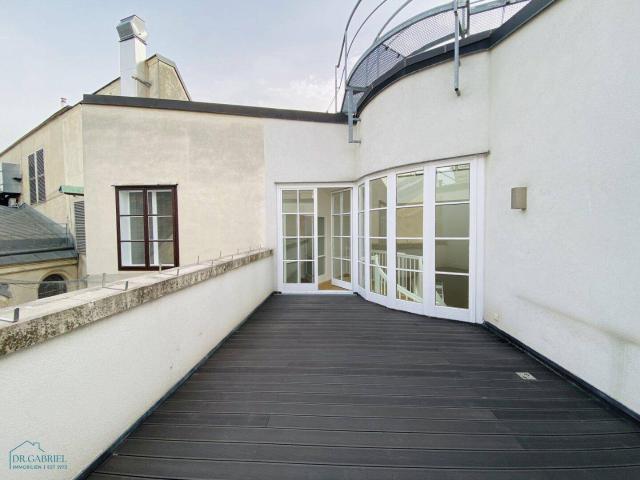 DACH TERRASSEN WOHNUNG IN PALAIS