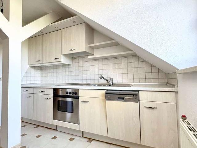 Dachgeschosstraum für 2 ideal auch als WG: mit Einbauküche, viel Stauraum & Aufzug