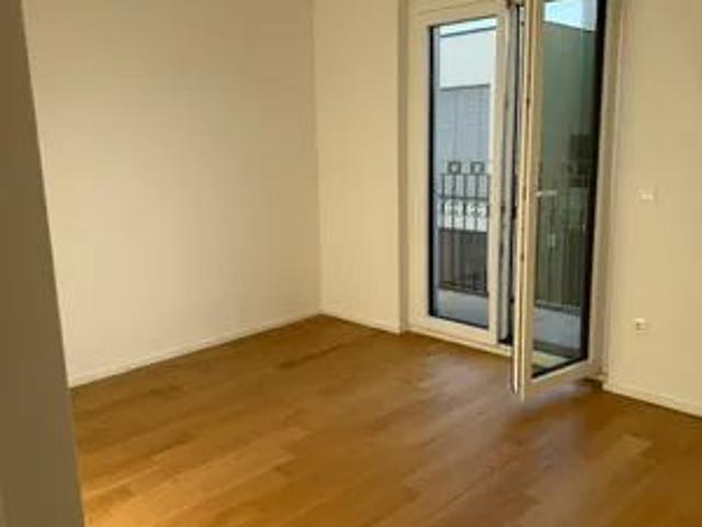 Dachgeschosswohnung | Maßgefertigter Einbauschrank im Vorraum | Balkon | Klimaanlage