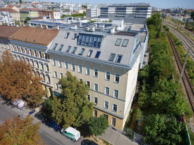 Dachgeschosswohnung mit 62 m² Wohnküche, Loggia und Klimaanlage