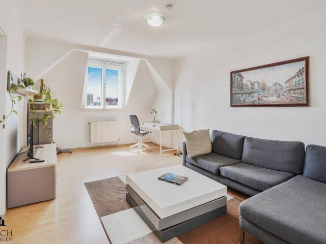 Dachgeschosswohnung mit 3 Zimmer Potenzial in gepflegtem Altbau