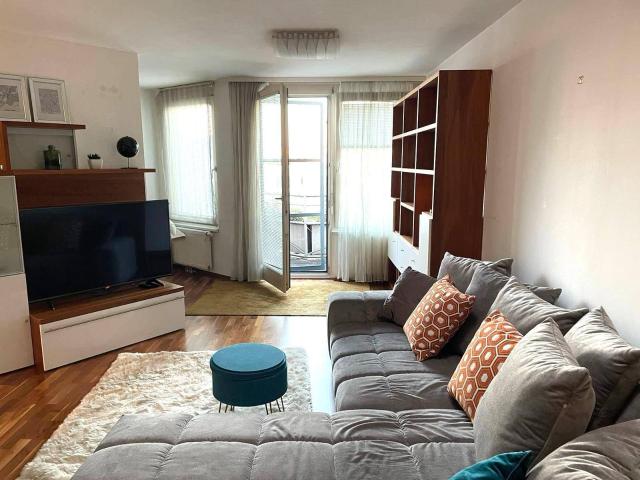 DACHGESCHOSSWOHNUNG MIT TERRASSE, POOL & GARAGE