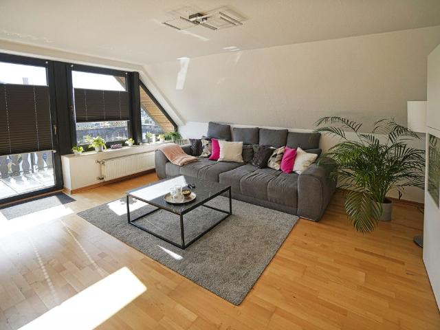 Dachgeschosswohnung mit Balkon und Garage in ruhiger Lage!