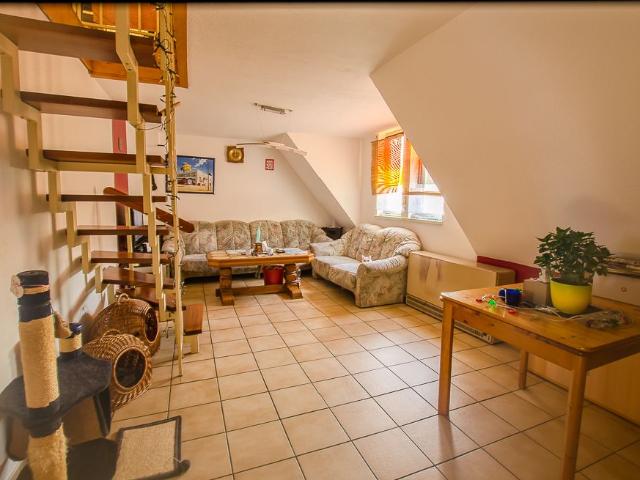 Dachgeschosswohnung mit Einbauküche