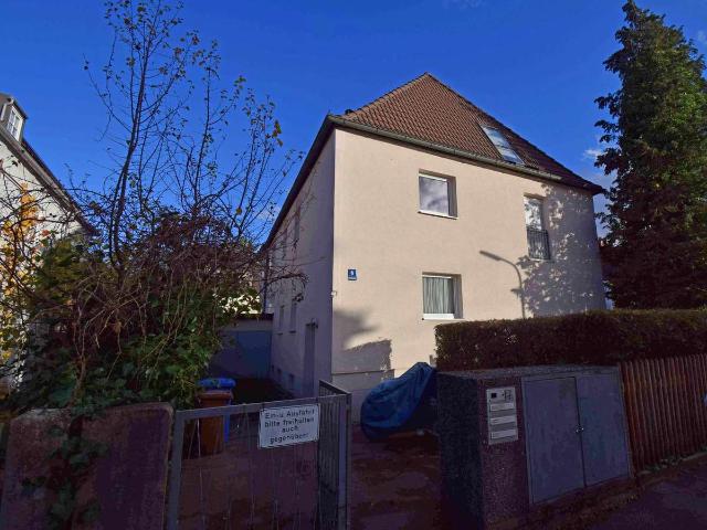 Dachgeschosswohnung mit eigenem Gartenanteil