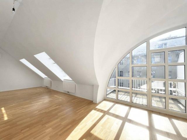 DACHGESCHOSSWOHNUNG MIT FLAIR BEIM STADTPARK