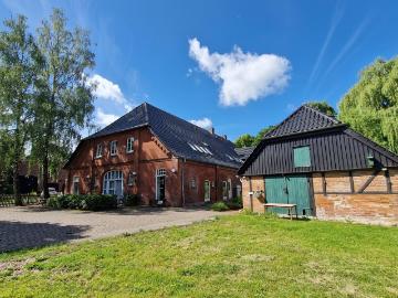 Dachgeschosswohnung mit Gartennutzung im kernsanierten Landhaus