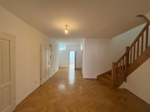 MIETE mit KAUFOPTION Dachgeschosswohnung mit großzügiger Dachterrasse und Fernblick in einem der schönsten Altstadthäuser von Wiener Neustadt